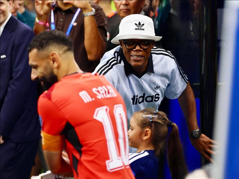 بالصور| لقاء صامويل جاكسون ومحمد صلاح أثناء متابعته لمباراة مصر وأستراليا