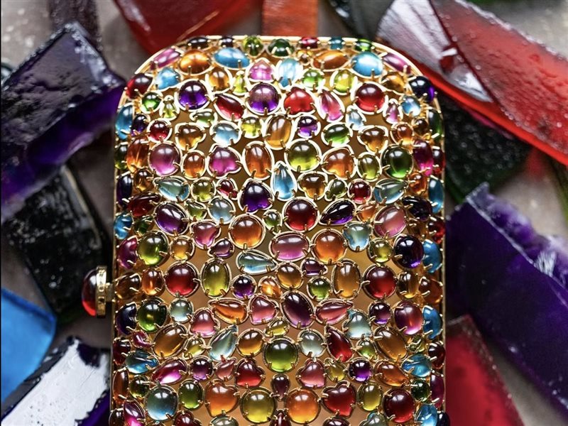 بولغري تكشف عن حقيبة Divas’ Dream Clutch المرصعة بـ216 حجرًا يدويًا