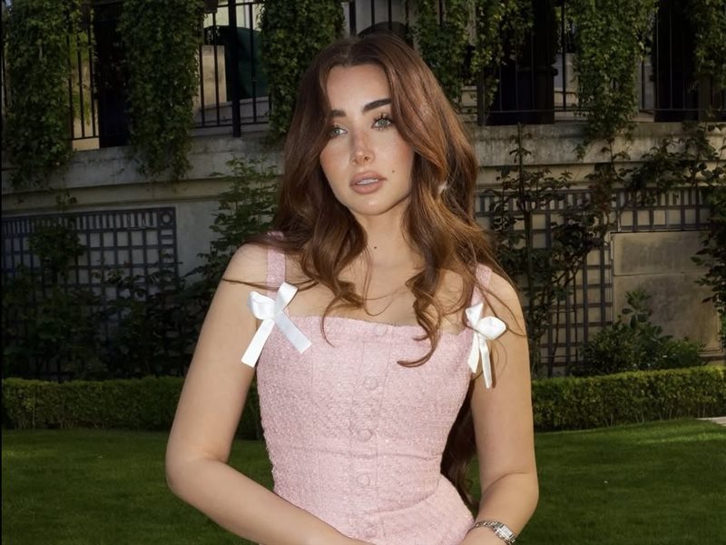 هنا الزاهد 
