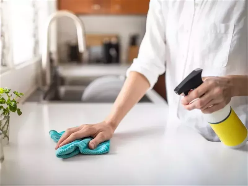 هل الجو حار جدًا للتنظيف؟..  هذه المهام الست الصغيرة تُحدث فرقًا كبيرًا
