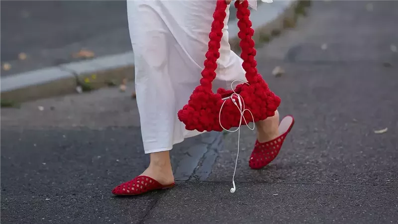 الأحذية الحمراء تتصدر