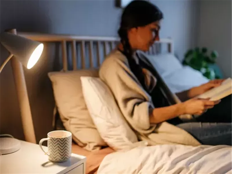3 عادات بعد العشاء يمكن أن تساعدك على تقليل التوتر