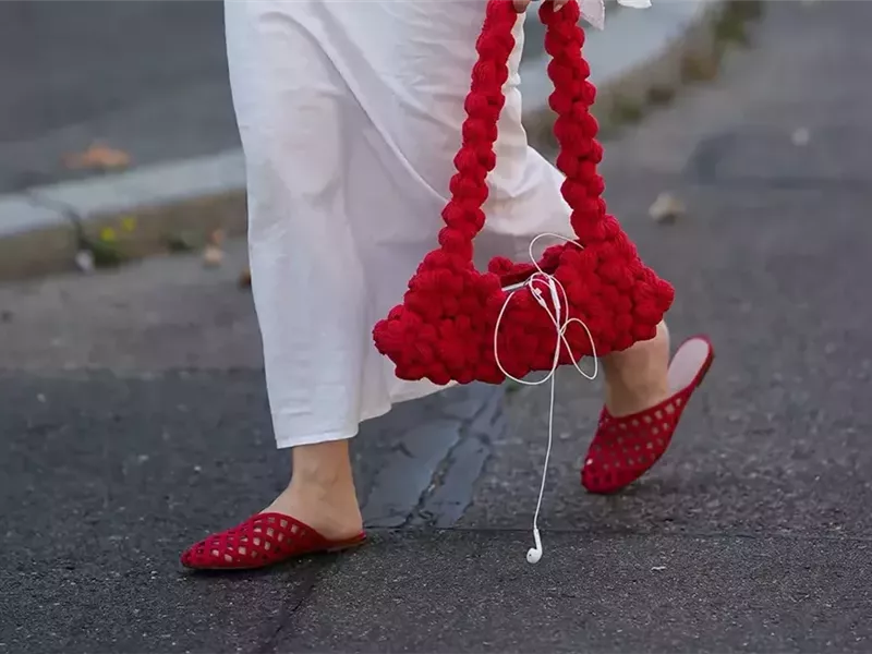 الأحذية الحمراء تتصدر الموضة.. 6 أفكار لتنسيقها مع إطلالاتك 