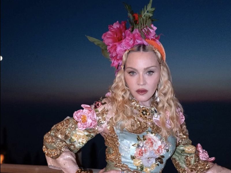 في عيد ميلادها.. مادونا تتألق بإطلالة “Bartolomea” من Dolce & Gabbana