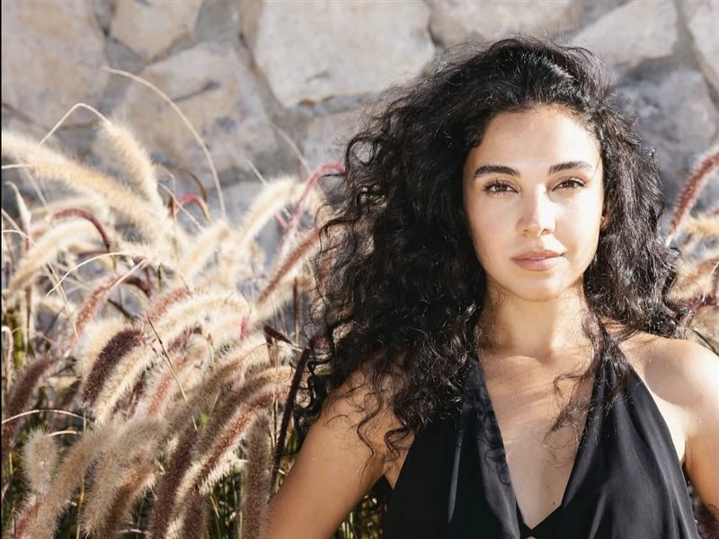     سلمى أبو ضيف تعيد تعريف الأناقة الجريئة بإطلالة لافتة من Loewe