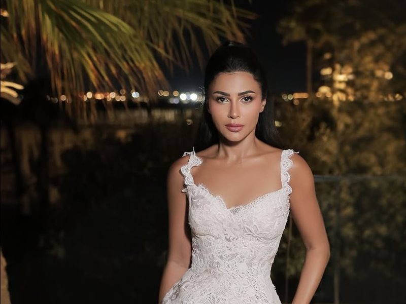 مهيرة عبد العزيز تتألق بالأبيض في أحدث ظهور لها بتوقيع چيمي معلوف 