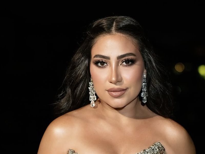     بوسي تتألق بفستان ذهبي لامع وتخطف الأنظار بإطلالة ساحرة بتوقيع نادين مرعبي