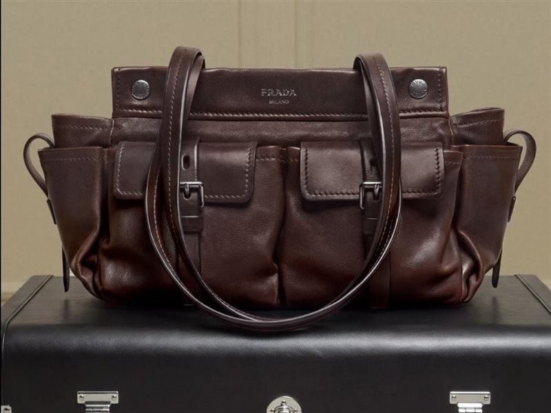 حقائب Prada Antigue تتصدر مشهد الموضة بتصميم يجمع الفخامة والعملية