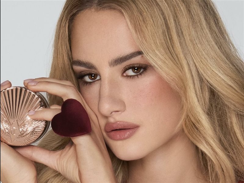 Charlotte Tilbury تكشف عن أحدث إصدارات Airbrush Flawless لبشرة مثالية بإطلالة ناعمة