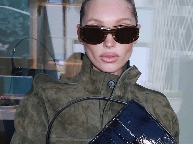 من آن هاثاواي إلى ريهانا.. نجمات العالم يتألقن بحقيبة Cara الجديدة من Ferragamo