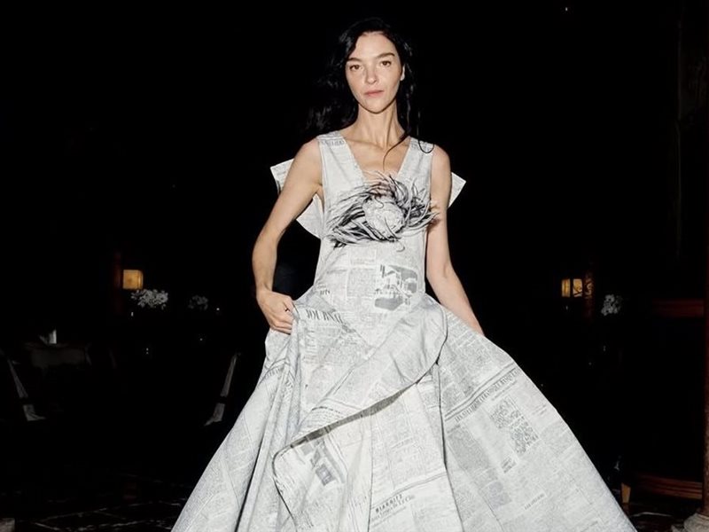 بإطلالة مستوحاة من الصحف.. ماريا كارلا بوسكونو تتألق على سجادة مهرجان فينيسيا بإطلالة chanel