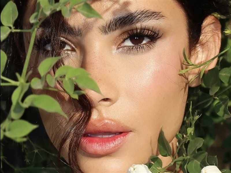 هدى المفتي تخطف الأنظار بإطلالة صيفية ناعمة وتروّج لعطر Dolce & Gabbana