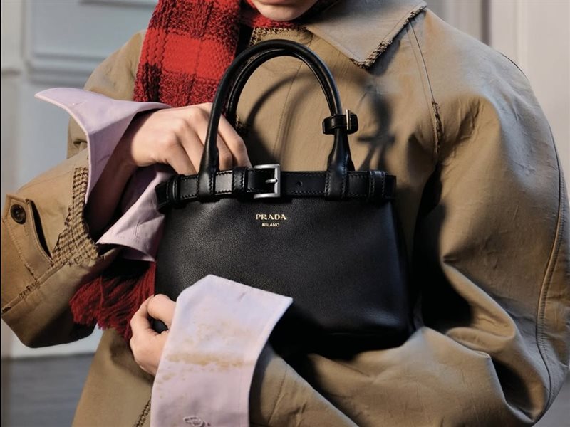 Prada تطرح حقيبة Buckle بحجم جديد ضمن مجموعة خريف وشتاء 2026