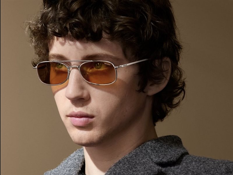 Prada تكشف عن نظارات خريف وشتاء 2026 في حملة «Simple Stories»