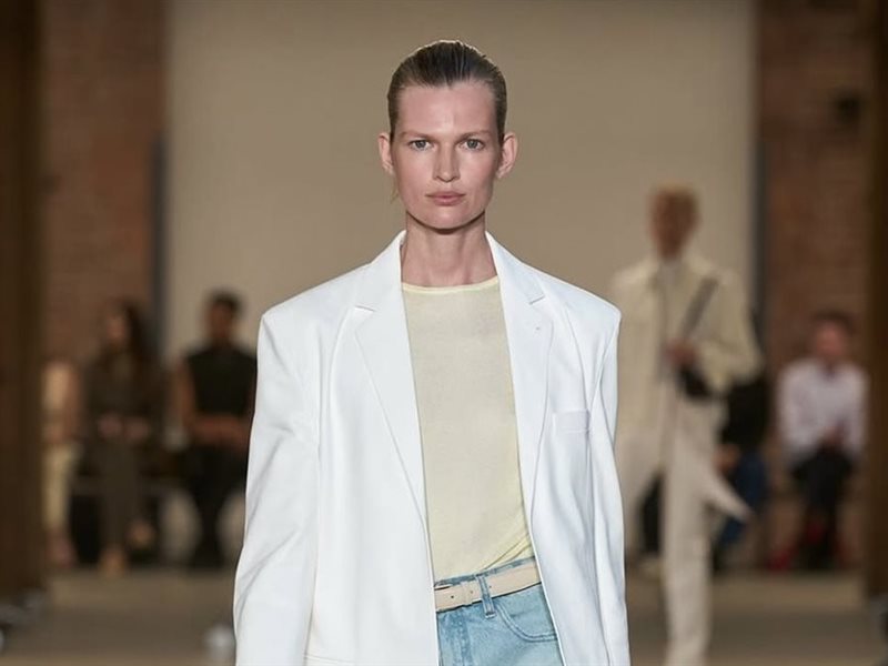 Calvin Klein يحتفي بالبساطة الراقية في أحدث عروضه بنيويورك