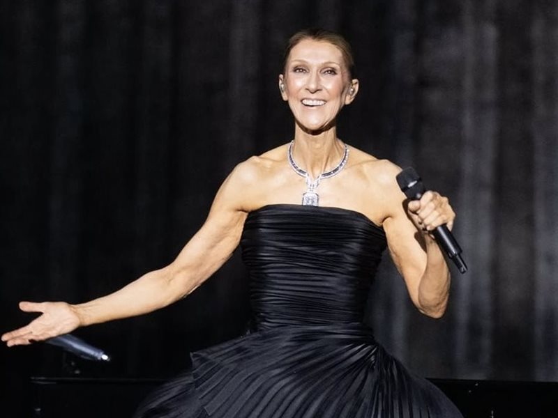 بالأسود من Dior وعقد من Boucheron.. سيلين ديون تتألق في عودتها إلى المسرح