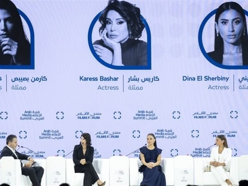 دينا الشربيني وكاريس بشار وكارمن بصيبص في جلسة نسائية خاصة بدبي
