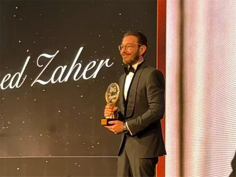 أحمد زاهر يهدي تكريمه لحفيدته 