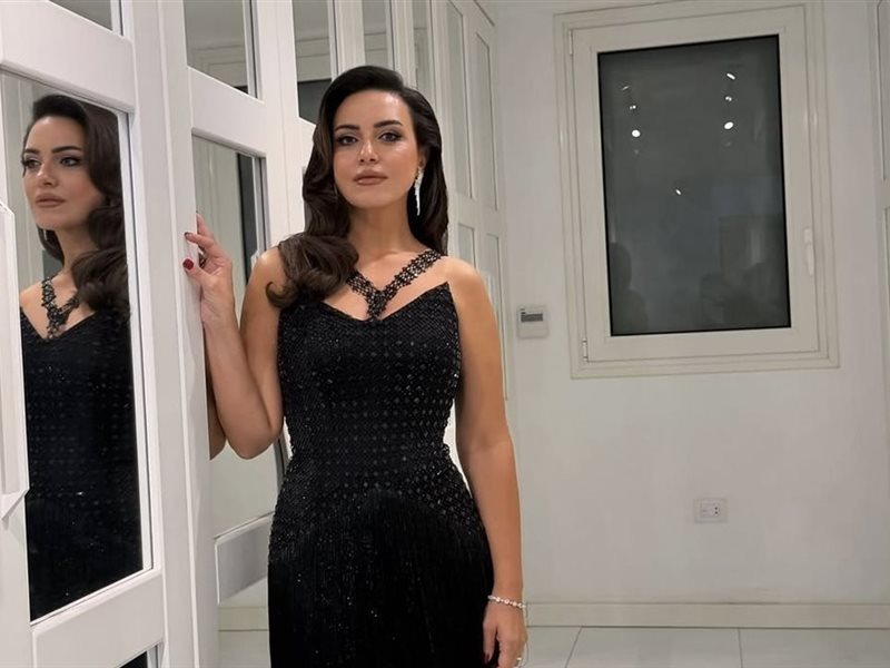     ريهام عبد الغفور تجمع بين التكريم والأناقة بإطلالة ياسمين هوا في «دير جيست»