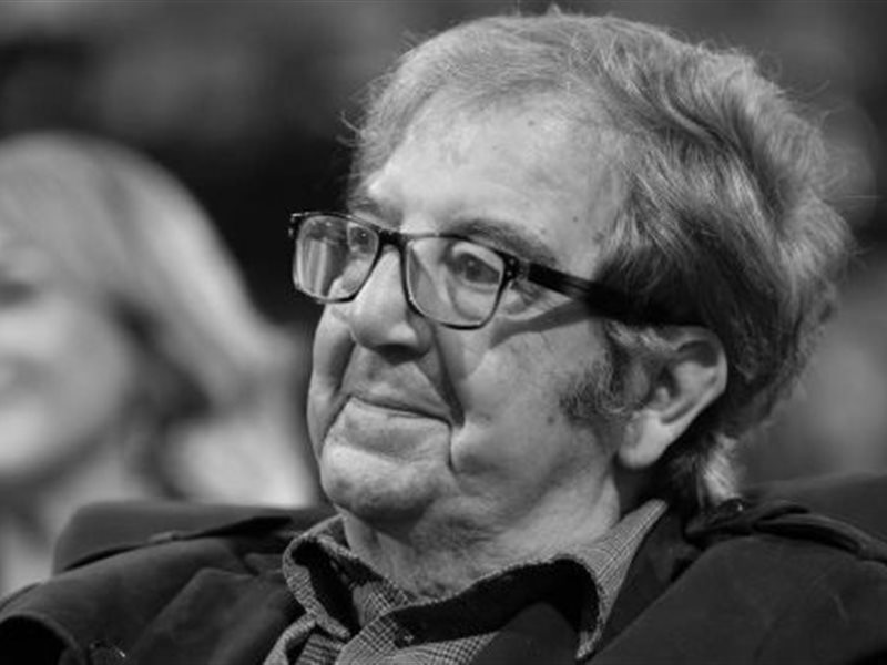 وفاة الفنان الجزائري سيد أحمد أقومي عن عمر 85 عامًا