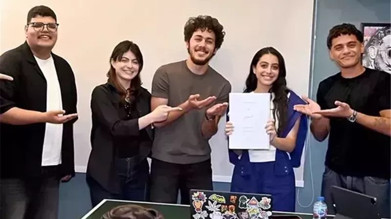 أبطال العمل 
