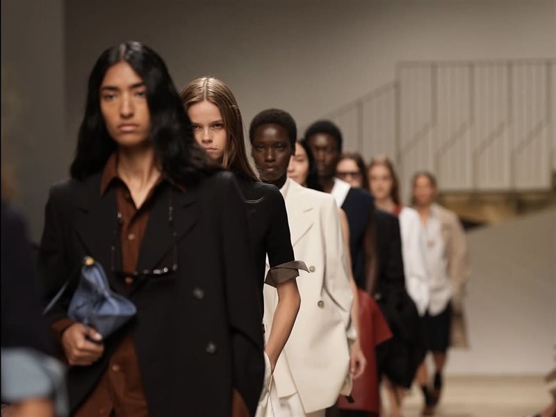 أناقة عصرية بطابع عملي.. Tod’s تقدم  مجموعة ربيع وصيف 2027 في ميلانو