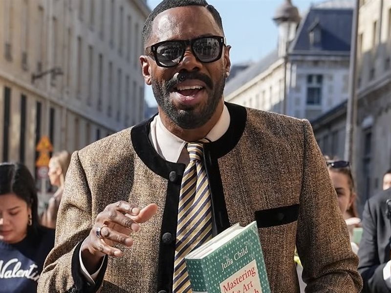 نجوم الموضة يحملون كتابهم المفضل إلى عرض ڤالنتينو في باريس بدعوة من أليساندرو ميكيلي