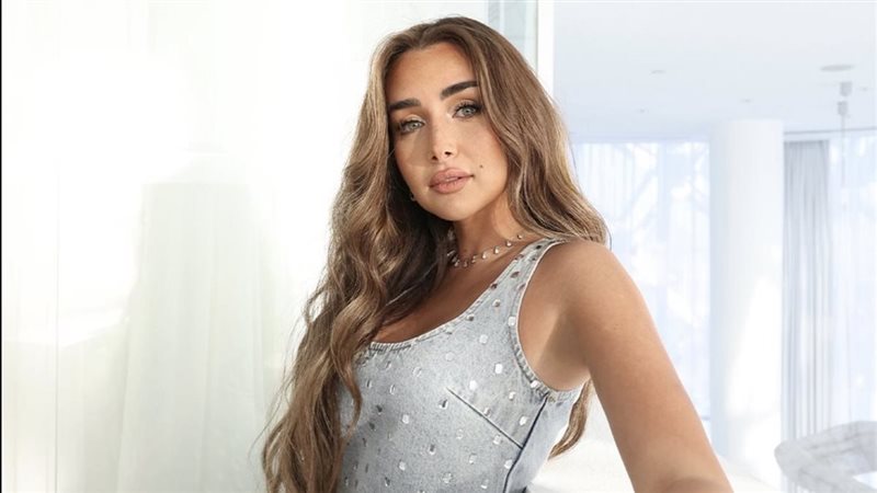 هنا الزاهد 