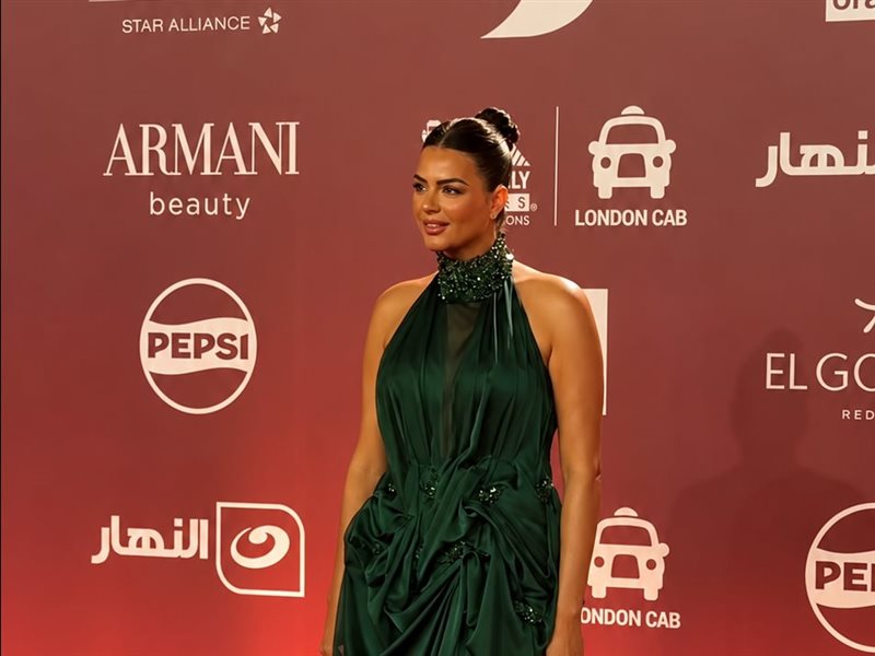 فستان انسيابي وتفاصيل لافتة.. هنادي مهنا تتصدر مشهد الأناقة في ثالث أيام مهرجان الجونة